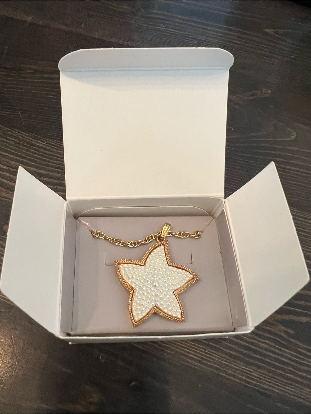 Avon 1991 "Sea Treasures" Gold Tone & Pearly White Starfish Necklace Jewelry